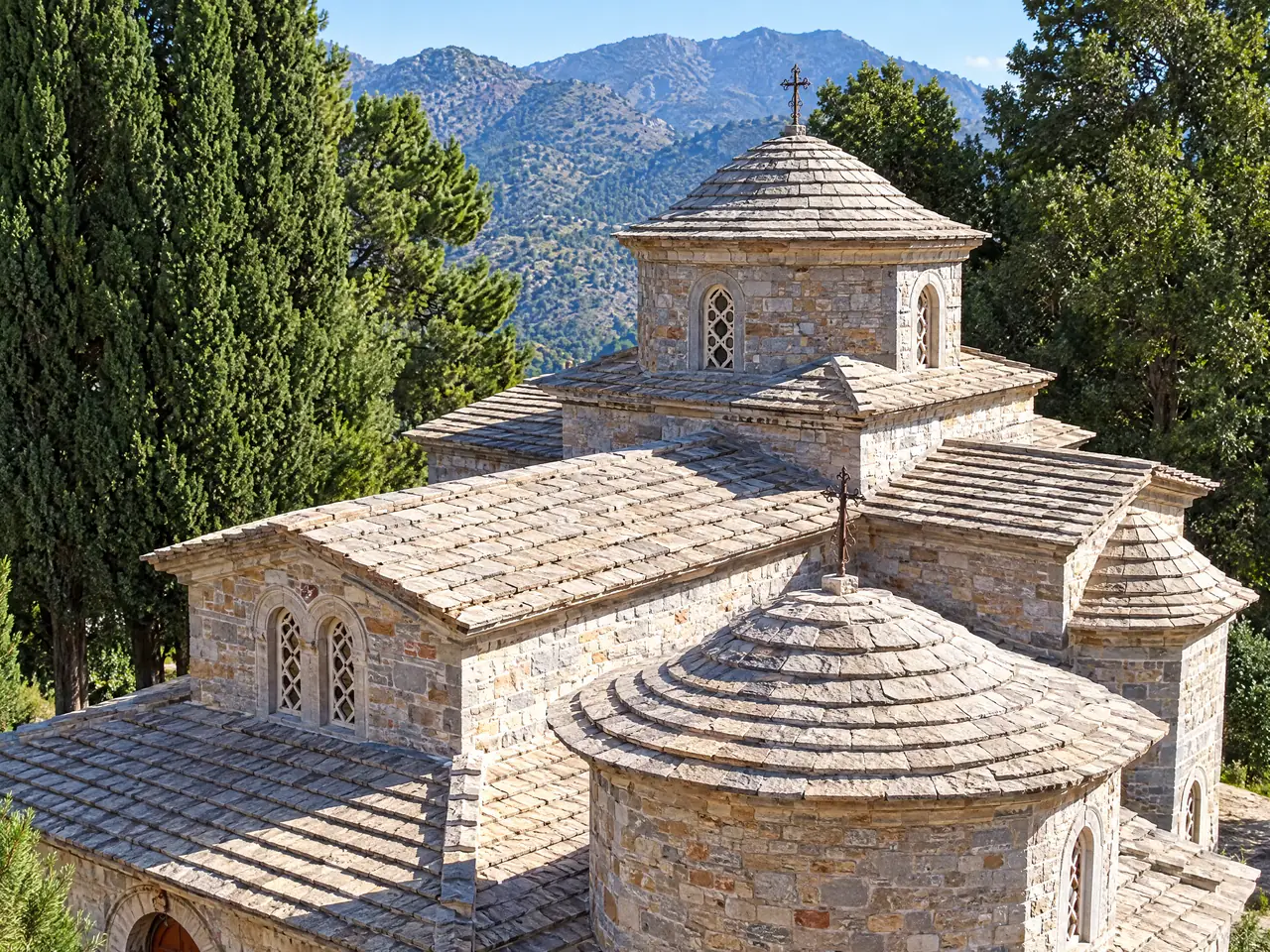 Ο πέτρινος ναός της Ιεράς Μονής Κρεμαστών μέσα στο κρητικό τοπίο